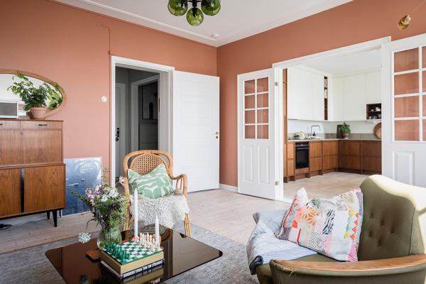 Прекрасная скандинавская квартира с терракотовыми стенами и нотками бохо