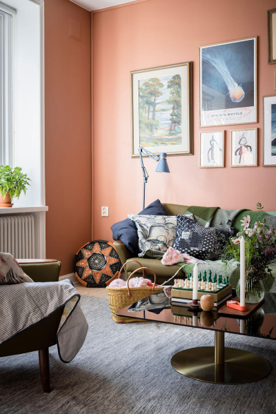 Прекрасная скандинавская квартира с терракотовыми стенами и нотками бохо