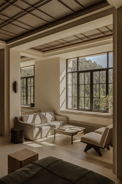 Роскошный минималистичный уют в горах Греции: новый отель MANNA Роскошный минималистичный уют в горах Греции: новый отель MANNA