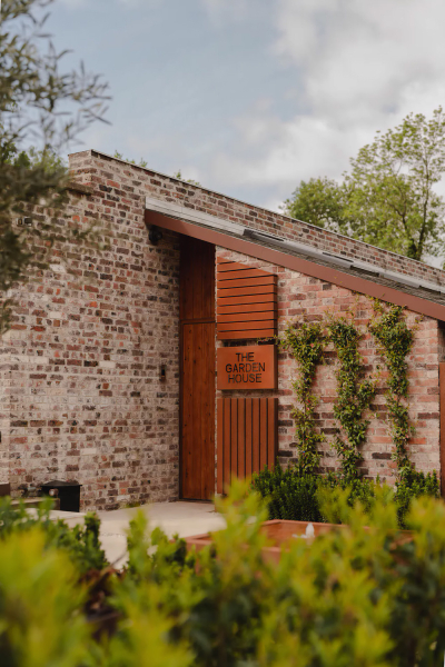 Сад как продолжение интерьера: современный кирпичный дом в графстве Кент Сад как продолжение интерьера: современный кирпичный дом в графстве Кент