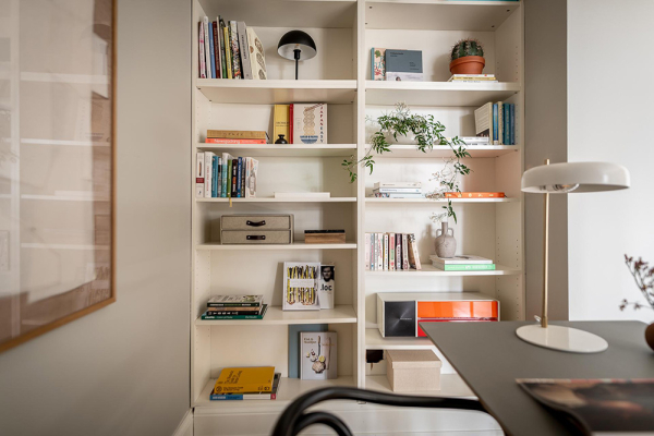 Серая квартира в Гётеборге с маленькой спальней и балконом (65 кв. м) Серая квартира в Гётеборге с маленькой спальней и балконом (65 кв. м)