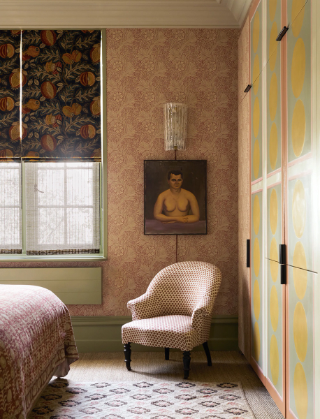 Скульптуры, искусство и узоры: максималистский интерьер в Лондоне