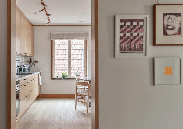 Свет и натуральное дерево: уютный современный интерьер в Стокгольме (74 кв. м) Свет и натуральное дерево: уютный современный интерьер в Стокгольме (74 кв. м)