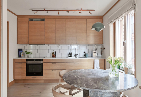 Свет и натуральное дерево: уютный современный интерьер в Стокгольме (74 кв. м) Свет и натуральное дерево: уютный современный интерьер в Стокгольме (74 кв. м)