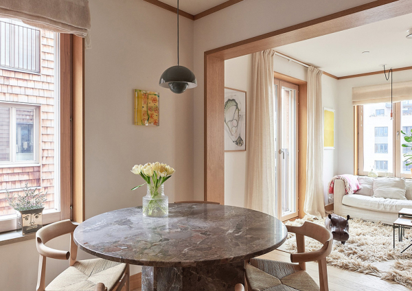 Свет и натуральное дерево: уютный современный интерьер в Стокгольме (74 кв. м) Свет и натуральное дерево: уютный современный интерьер в Стокгольме (74 кв. м)