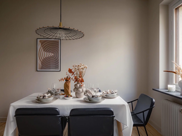 Тёплый монохромный интерьер бюджетной квартиры в Швеции (74 кв. м) Тёплый монохромный интерьер бюджетной квартиры в Швеции (74 кв. м)