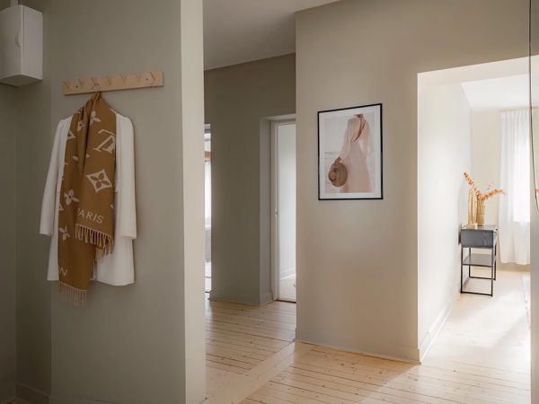 Тёплый монохромный интерьер бюджетной квартиры в Швеции (74 кв. м) Тёплый монохромный интерьер бюджетной квартиры в Швеции (74 кв. м)