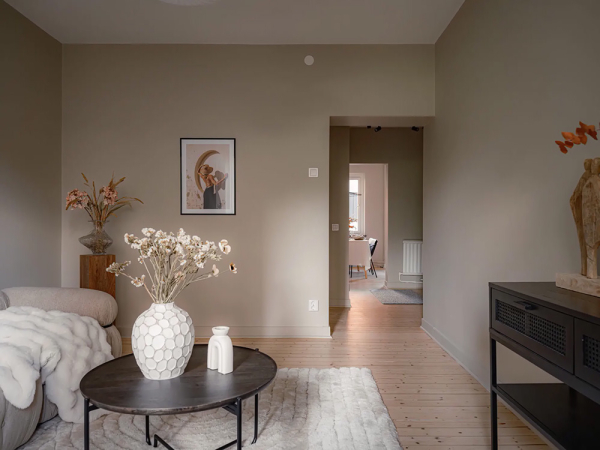 Тёплый монохромный интерьер бюджетной квартиры в Швеции (74 кв. м) Тёплый монохромный интерьер бюджетной квартиры в Швеции (74 кв. м)