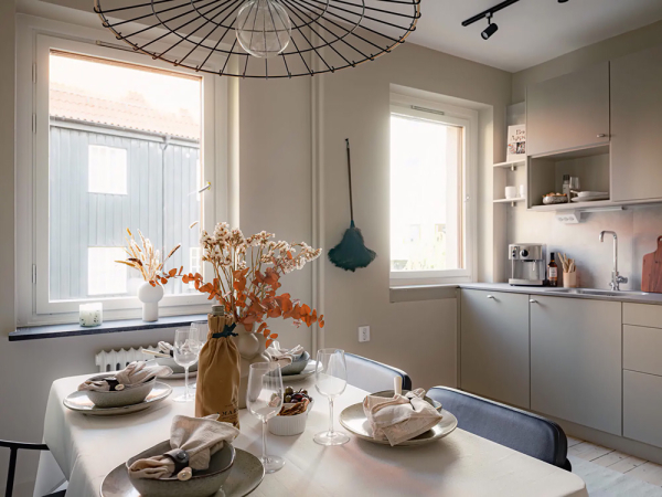 Тёплый монохромный интерьер бюджетной квартиры в Швеции (74 кв. м) Тёплый монохромный интерьер бюджетной квартиры в Швеции (74 кв. м)