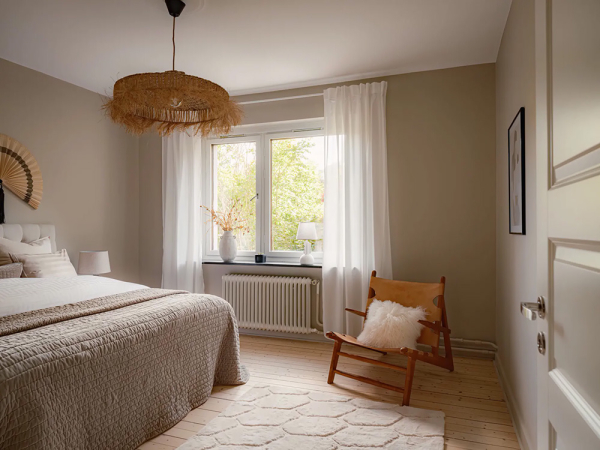 Тёплый монохромный интерьер бюджетной квартиры в Швеции (74 кв. м) Тёплый монохромный интерьер бюджетной квартиры в Швеции (74 кв. м)