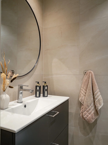 Тёплый монохромный интерьер бюджетной квартиры в Швеции (74 кв. м) Тёплый монохромный интерьер бюджетной квартиры в Швеции (74 кв. м)