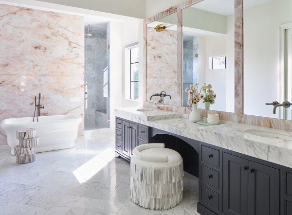 Удивительные узоры и смелые краски наполнили жизнью этот семейный дом в Майами