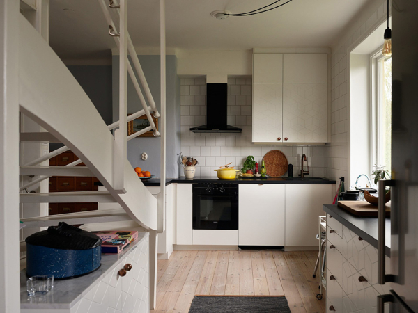 Уютная двухэтажная квартира с небольшой террасой на окраине Стокгольмa